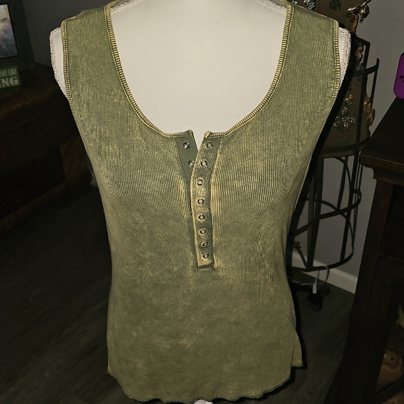 Zenana sz xl Green mineral washed ribbed tank top nwots. Functional snap buttons - Picture 1 of 4